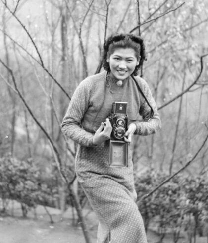 【jpg清晰版】1940年北温泉公园的蒋芳龄拿着相机.jpg