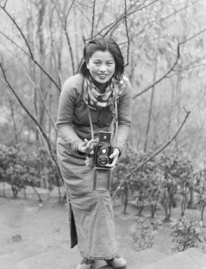 【jpg清晰版】1940年北温泉公园的闵瑾拿着相机.jpg