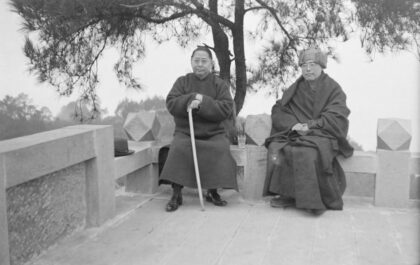 【jpg清晰版】1940年孙科与钧云山的一位和尚.jpg