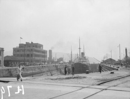 【jpg清晰版】1940年香港太古船坞的干船坞中的船只.jpg
