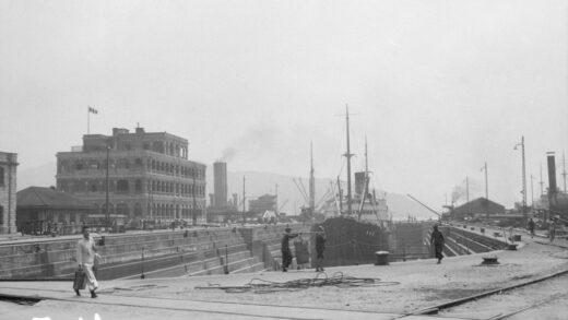 【jpg清晰版】1940年香港太古船坞的干船坞中的船只.jpg