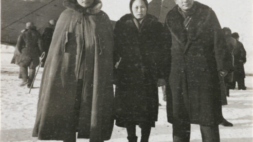 【jpg清晰版】1943年朱绍良、邵力子夫人和何局长在乌鲁木齐地窝铺机场.jpg