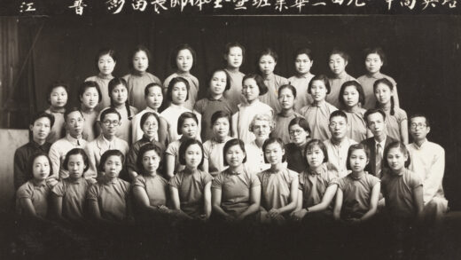 【jpg清晰版】1943年福建晋江培英中学师生毕业合影.jpg