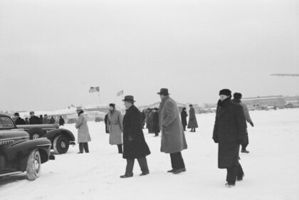 【jpg清晰版】1945年12月欧内斯特·贝文访问莫斯科时的机场场景.jpg