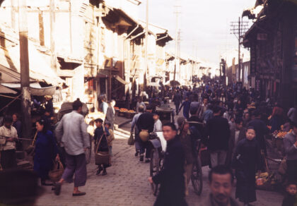 【jpg清晰版】1945年昆明的水果店.jpg