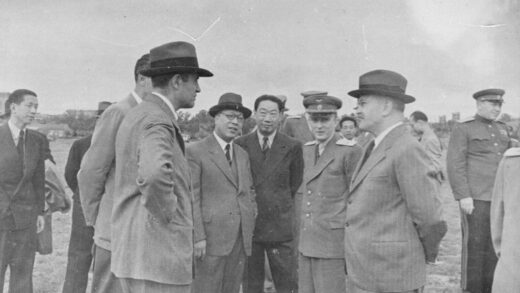 【jpg清晰版】1945年莫洛托夫及官员在机场迎接宋子文访问莫斯科.jpg