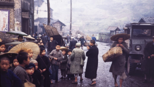 【jpg清晰版】1945年重庆街头孩子们与英国车辆.jpg