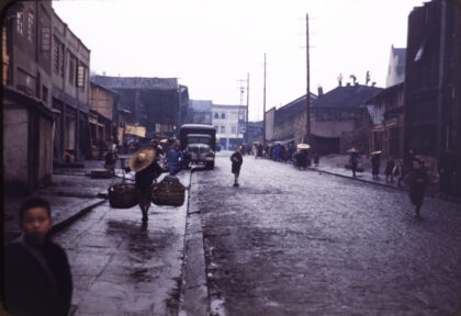 【jpg清晰版】1945年雨中的重庆街道.jpg