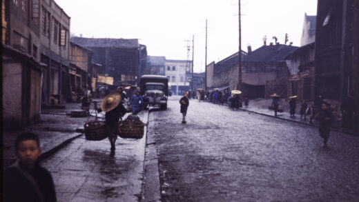 【jpg清晰版】1945年雨中的重庆街道.jpg