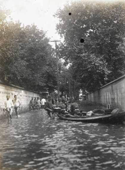 【jpg清晰版】20世纪30年代沿洪水淹没的道路涉水而行.jpg