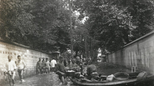【jpg清晰版】20世纪30年代沿洪水淹没的道路涉水而行.jpg