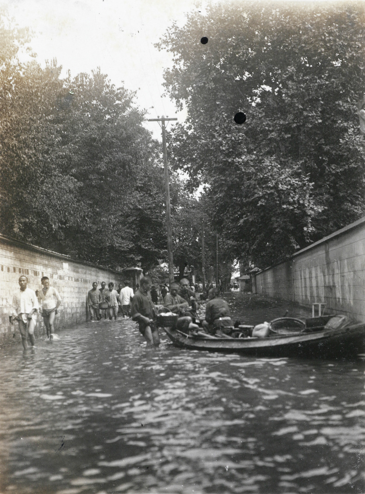【JPG清晰版】世纪年代沿洪水淹没的道路涉水而行
