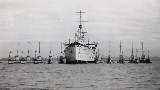 【jpg清晰版】h.m.s.梅德韦号与十艘潜艇中国站.jpg