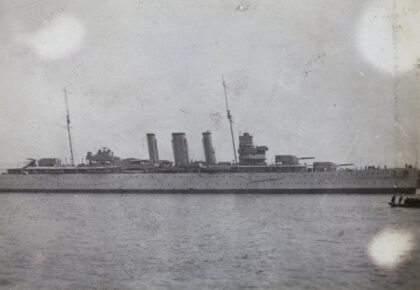 【jpg清晰版】hmscornwall黄浦江上海.jpg