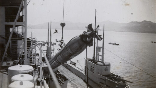 【jpg清晰版】hmsmedway号上的鱼雷与hmsrainbow号（rb）及另一艘潜艇威海号.jpg