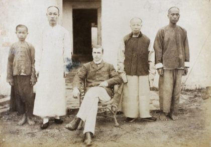 【jpg清晰版】r.f.c.赫奇兰及其仆人1898年海口.jpg
