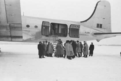 【jpg清晰版】raf道格拉斯c 54d空中霸王运输机（编号kl980）于1945年12月欧内斯特·贝文访问期间停放在莫斯科机场.jpg