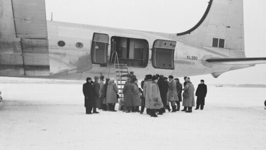 【jpg清晰版】raf道格拉斯c 54d空中霸王运输机（编号kl980）于1945年12月欧内斯特·贝文访问期间停放在莫斯科机场.jpg