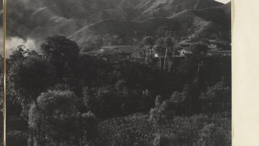 【jpg清晰版】《迷失部落》中的山脉与佩边桥村.jpg