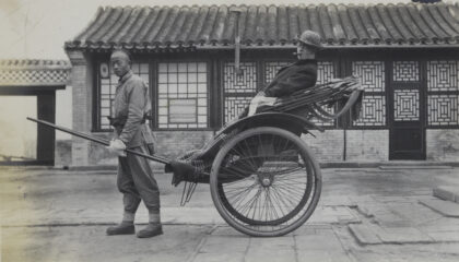 【jpg清晰版】一个坐在人力车上的男人抽着雪茄北京.jpg