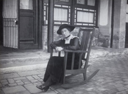【jpg清晰版】一个坐在摇椅上的女人.jpg