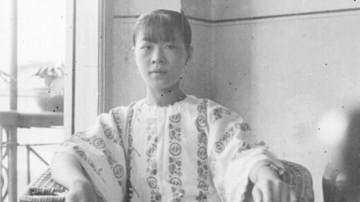 【jpg清晰版】一个女人坐在椅子上.jpg