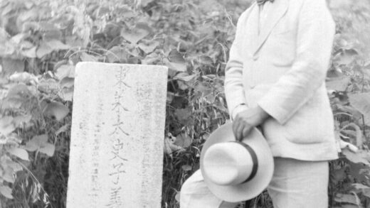 【jpg清晰版】一个男人站在太史慈的纪念碑旁.jpg