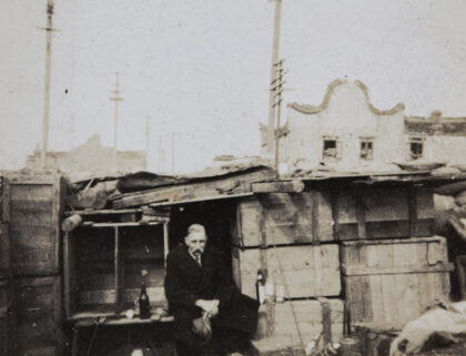 【jpg清晰版】一个站在由包装箱搭建的庇护所旁的男人上海闸北1932年.jpg