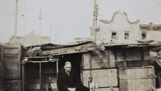 【jpg清晰版】一个站在由包装箱搭建的庇护所旁的男人上海闸北1932年.jpg