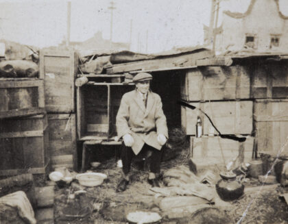 【jpg清晰版】一个站在由包装箱搭建的庇护所旁的男子上海闸北1932年.jpg