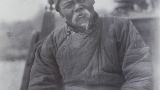 【jpg清晰版】一位中国老人在船上.jpg