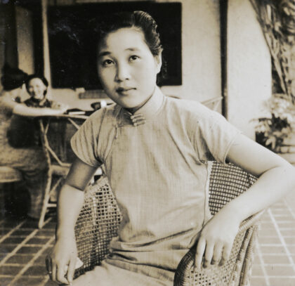【jpg清晰版】一位女士在阳台上的肖像.jpg