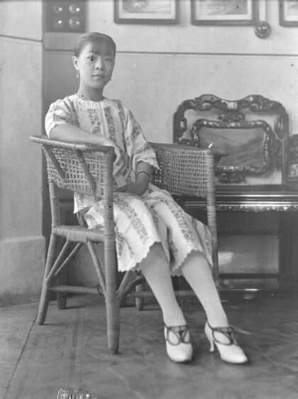 【jpg清晰版】一位年轻女子坐在藤椅上.jpg
