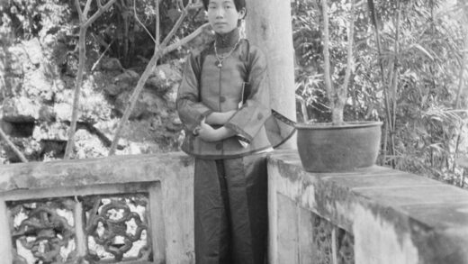 【jpg清晰版】一位种植花园植物的女性.jpg