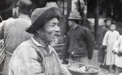 【jpg清晰版】一位老人在繁忙的街道上.jpg