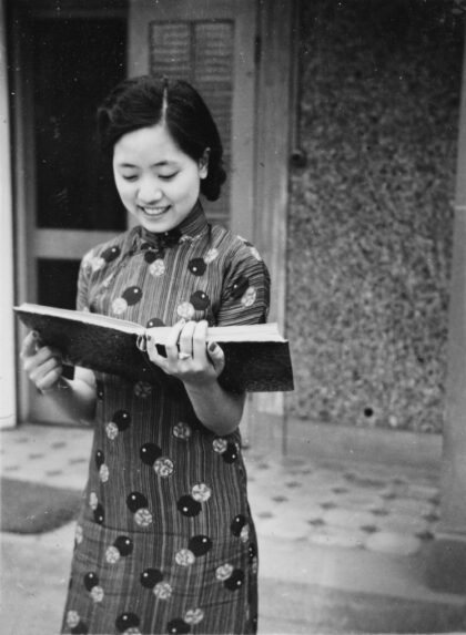 【jpg清晰版】一位身份不明的女子正在读书.jpg