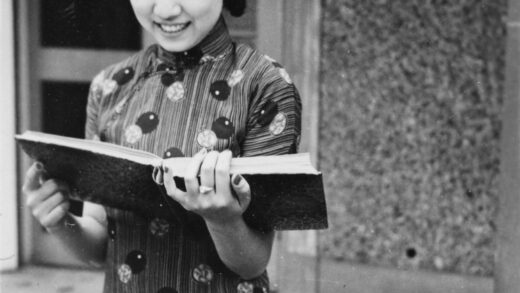 【jpg清晰版】一位身份不明的女子正在读书.jpg