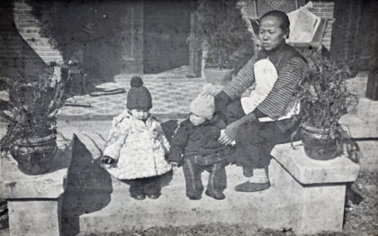 【jpg清晰版】一位阿妈与碧·哈钦森和桑尼·哈钦森坐在虹口区通山路35号的门廊台阶上上海.jpg