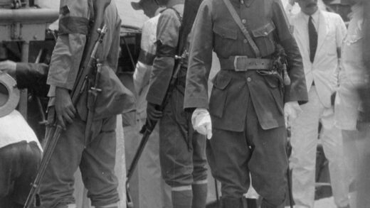 【jpg清晰版】一名军官和士兵们在船上.jpg
