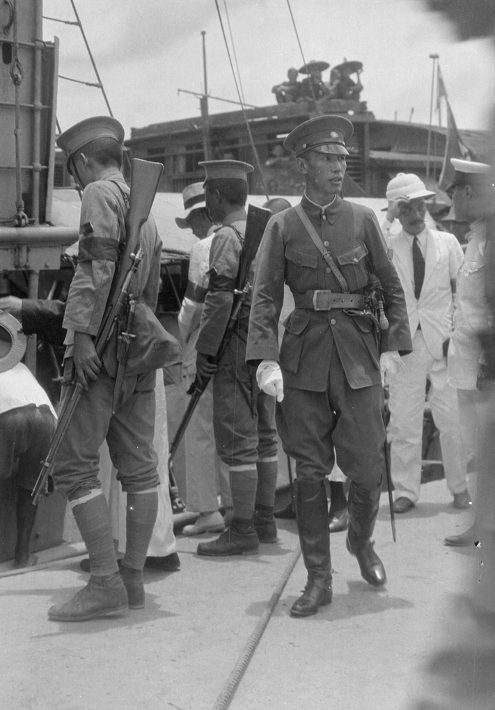 【JPG清晰版】一名军官和士兵们在船上