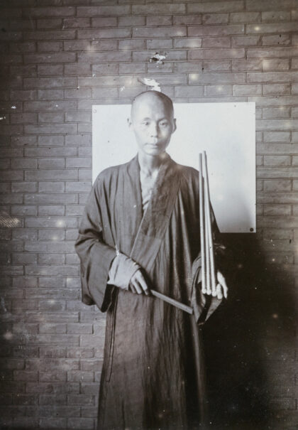 【jpg清晰版】一名男子左手留着长指甲并戴着护指套.jpg