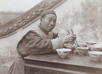 【jpg清晰版】一名男子摆出用餐姿势（开饭时间）.jpg