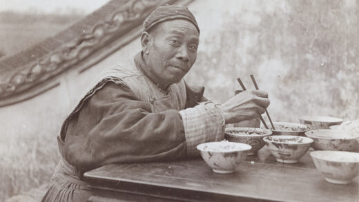 【jpg清晰版】一名男子摆出用餐姿势（开饭时间）.jpg