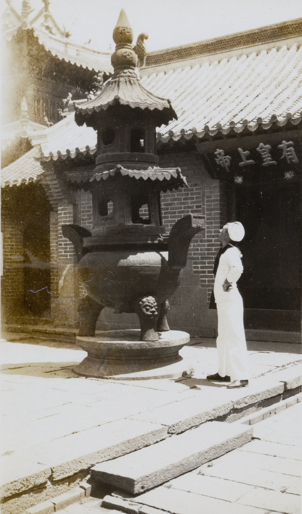 【JPG清晰版】一名皇家海军水手在烟台的一座寺庙里看着香炉