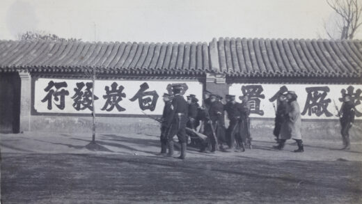 【jpg清晰版】一名被中国士兵逮捕的男子.jpg