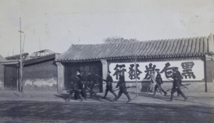 【jpg清晰版】一名被中国士兵逮捕的男子.jpg