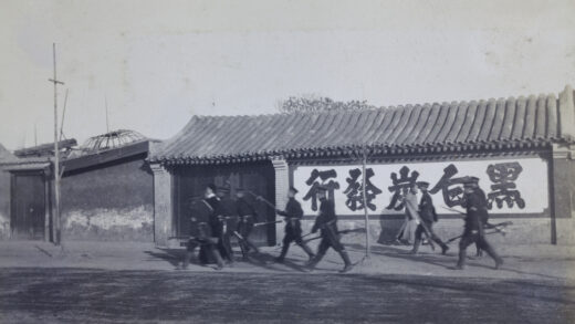 【jpg清晰版】一名被中国士兵逮捕的男子.jpg