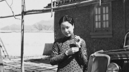 【jpg清晰版】一名身份不明的女子在汽车旁.jpg