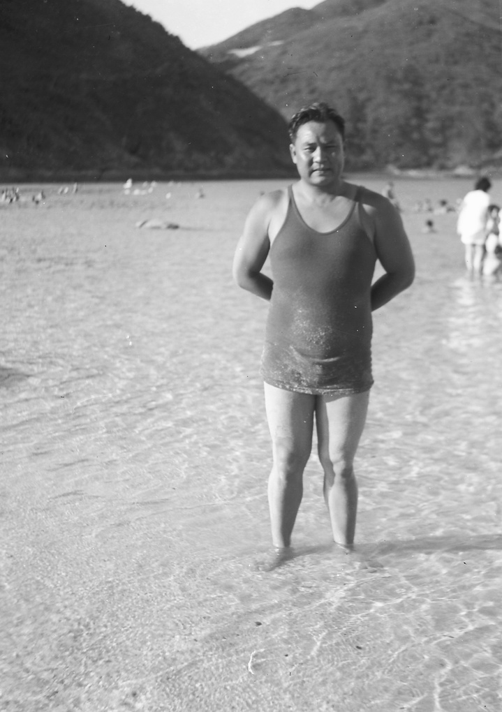 【JPG清晰版】一名身份不明的男子身穿泳装在香港某海湾的浅水区