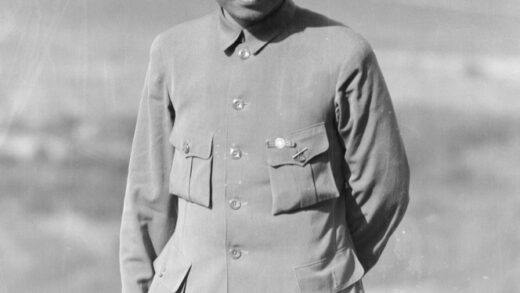【jpg清晰版】一名身着军装的男子.jpg